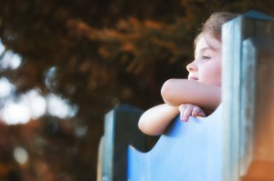 Bambina mentre guarda lontano